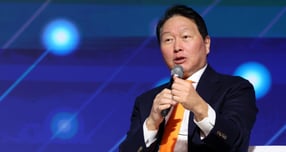 최태원 대한상공회의소 회장(SK그룹 회장)이 &quot;중국은 매년 350만명의 이공계 인재를 배출하고 인공지능(AI) 기업의 개발 속도도 한국보다 두배 빠르다&quot;며 &quot;리소스(자원)와 속도에서 밀리는 상황에서 우리가 모든 영역을 다 하겠다는 전략은 현실적이지 않다&quot;고 지적했다. 사진은 최태원 대한상공회의소 회장이 5일 오후 서울 중구 대한상공회의소 국제회의장에서 열린 제4회 한국은행-대한상공회의소 공동 세미나 &#039;AI기반의 성장과 혁신&#039;에 참석해 이창용 한국은행 총재와 특별대담을 하고 있는 모습. /사진=뉴시스