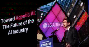 이홍락 LG 인공지능(AI) 연구원장이 &quot;기업의 인공지능 전환(AX) 경쟁력 확보는 더 이상 선택이 아닌 생존의 문제&quot;라며 &quot;AI를 통해 일하는 방식을 혁신하지 못하는 기업은 글로벌 시장에서 도태될 수밖에 없다&quot;고 밝혔다. 사진은 이홍락 LG AI연구원 원장이 5일 오후 서울 중구 대한상공회의소 국제회의장에서 열린 제4회 한국은행-대한상공회의소 공동 세미나 &#039;AI기반의 성장과 혁신&#039;에 참석해 기조강연을 하고 있는 모습. /사진=뉴시스