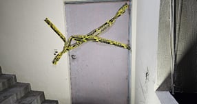 경남 창원 한 모텔에서 10대 남녀 3명을 흉기로 찔러 2명을 숨지게한 20대 피의자가 과거 수차례 성범죄를 저질렀음에도 법원은 전자발찌 부착 명령을 기각했다. 사진은 지난 3일 오후 경남 창원시 마산회원구 합성동 한 모텔에서 흉기 사건이 발생, 경찰이 현장을 통제하는 모습. /사진=뉴스