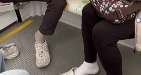 대만 마오콩 케이블카 내부에서 한 여성이 신발을 벗고 발을 마사지하는 모습이 공개됐다. /사진=온라인커뮤니티 캡처