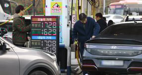 한국석유공사 유가정보서비스 오피넷에 따르면 12월 첫째 주 주유소 휘발유 판매 가격은 리터당 1746.7원으로 전주 대비 1.7원 상승했다. 사진은 지난달 30일 서울 서초구 만남의광장 주유소 모습. /사진=뉴시스