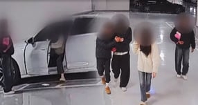 서울 한 아파트 주차장에 주차된 차에서 물건을 턴 중학생 4명이 붙잡혔다. 사진은 중학생들이 서울 한 아파트 주차장에 주차된 차에 들어가 물건을 훔치는 모습. /사진=JTBC &#039;사건반장&#039; 캡처