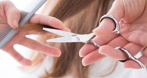 손님 머리를 깎던 중 이발 가위로 귓불을 잘라 상처를 입힌 혐의로 재판에 넘겨진 미용사에게 벌금형이 선고됐다. /자료사진=클립아트코리아