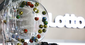 제1201회 로또 1등 당첨번호는 &#039;7·9·24·27·35·36&#039;이며 보너스 번호는 &#039;37&#039;로 발표됐다. 사진은 서울 마포구 MBC 경영센터 내 스튜디오에서 열린 대국민 로또 6/45 추첨 공개방송 &#039;645 데이&#039;에서 추첨 시연 모습. /사진=뉴시스