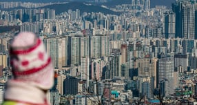 4대 시중은행(KB국민·신한·하나·우리)의 주택담보대출 혼합형(고정) 금리가 오름세를 보이고 있다. 사진은 서울 남산에서 바라본 아파트 단지. /사진=뉴시스