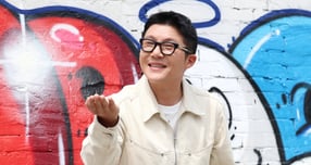   방송인 조세호가 조직폭력배 연루 의혹을 부인했지만 폭로자는 추가 폭로를 예고했다. 사진은 지난 4월  한 행사에서 조세호가 포즈를 취한 모습. /사진=뉴스1                     