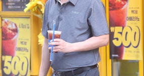 미국 뉴욕타임스(NYT)가 한국 카페 산업의 수명이 짧아지고 있다고 보도했다. 사진은 서울 시내 한 직장인이 점심시간을 이용해 커피를 사 가는 모습. /사진=뉴시스