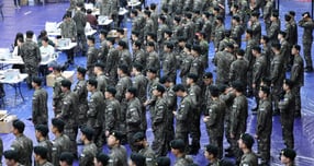 해외로 출국해 귀국하지 않는 편법으로 병역을 기피한 사람이 최근 5년간 900명을 넘는 것으로 조사됐다. 사진은 지난 5월 대선 사전투표에 임하는 육군훈련소 장병들. /사진=뉴스