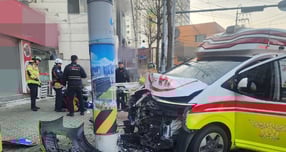 환자를 태운 구급차가 인도 위 전봇대를 들이받는 사고가 7일 발생했다. 사진은 이날 오전 사고 현장 모습. /사진=뉴스1(독자제공)