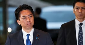 고이즈미 신지로 방위상이 7일 새벽 기자회견을 열고 중국 전투기가 자위대기에 레이저를 조준했다고 밝혔다. 사진은 지난 10월 일본 도쿄 총리 관저에 도착한 고이즈미 방위상. /사진=로이터