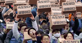 새벽배송 금지 주장에 대해 반대하는 청원이 조만간 국회 차원에서 공식적인 검토 절차에 들어간다. 사진은 지난달 23일 택배노동자들이 서울 광화문 동십자각 앞에서 열린 &#039;과로사 없는 택배 만들기 시민대행진&#039;에 앞서 구호를 외치는 모습. /사진=뉴스