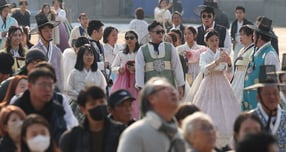 오는 8일 전국이 대체로 맑은 가운데 아침 최저기온과 낮 최고기온은 평년 수준을 유지할 전망이다. 사진은 7일 오후 서울 종로구 경복궁이 관광객으로 붐비는 모습. /사진=뉴시스