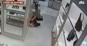 서울 강북구에 있는 한 백화점에서 고가의 가방을 훔쳐 달아난 여성의 모습이 포착됐다. 사진은 JTBC 사건반장에 보도된 당시 범행 모습. /사진=JTBC 사건반장 캡처