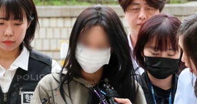 손흥민을 상대로 임신 사실을 폭로하겠다며 협박한 일당에 대한 1심 선고가 8일 나올 전망이다. 사진은 지난 5월 일당 중 한 명인 양씨가 서초구 서울중앙지방법원에서 열린 구속 전 피의자심문(영장심사)에 출석하는 모습. /사진=뉴스