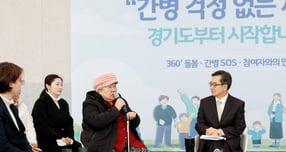 김동연 경기도지사(오른쪽)가 &#039;간병 SOS 참여자와 만남&#039; 행사에서 이야기를 나누는 모습. /사진제공=경기도 