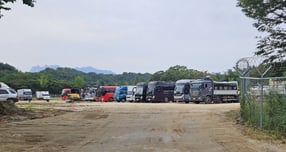 군부대 유휴지를 활용해 306보충대에 마련한 화물자동차 등 임시주차장 모습. /사진제공=경기도