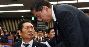 더불어민주당이 8일 내란전담재판부 설치법 등에 대한 비공개 정책의총을 진행한다. 사진은 지난 2일 서울 여의도 국회에서 열린 더불어민주당 의원총회에서 정청래 민주당 대표와 김병기 원내대표가 대화하는 모습. /사진=뉴시스