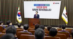 국민의힘이 8일 서울 여의도 국회에서 더불어민주당이 추진중인 사법개혁 법안들에 대해 문제를 제기하는 의원 총회를 진행한다. 사진은 지난 9월22일 송언석 국민의힘 원내대표가 서울 여의도 국회에서 열린 &#039;정책 의원총회&#039;에서 모두발언 한 모습. /사진=뉴스