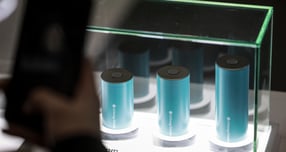 LG에너지솔루션이 메르세데스-벤츠에 약 2조원 규모의 전기차 배터리를 추가로 공급한다.사진은 지난 3월 서울 강남구 코엑스에서 열린 인터배터리 2025에서 LG에너지솔루션 부스를 찾은 참관객들이 원통형 배터리를 살펴보고 있는 모습. /사진=뉴시스