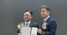 코스닥 상장사 지슨이 제16회 Secure Korea 2025에서 대상 수상 기업으로 선정됐다. 사진은 한동진(왼쪽)  지슨 대표. /사진=지슨