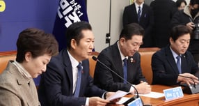 정청래 더불어민주당 대표가 내란전담재판부 설치법과 관련해 &quot;필요한 부분을 보완하고 수정할 부분은 과감히 수정하겠다&quot;고 말했다. 사진은 8일 정 대표가 서울 여의도 국회에서 열린 민주당 최고위원회의에서 발언한 모습./사진=뉴시스