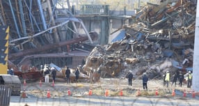 경찰이 울산화력발전소 보일러 타워 붕괴 사고와 관련해 발주처와 시공사 등 관계자 9명을 입건했다고 밝혔다. 사진은 지난달 18일 울산 남구 용잠동 한국동서발전 울산화력발전소 대형 구조물 붕괴현장에서 경찰, 국과수, 고용노동부, 산업안전보건공단이 합동 현장감식을 진행한 모습. /사진=뉴시스