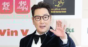 소년범 전력으로 은퇴한 배우 조진웅이 연예인 동료와 스태프들을 폭행했다는 의혹이 불거져 논란이 일고 있다. 사진은 조진웅이 지난해 11월18일 서울 강남구 논현동 건설회관에서 열린 제44회 황금촬영상 시상식 포토월에 참석한 모습. /사진=뉴스