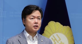 더불어민주당이 내란전담재판부 설치법 등 사법계혁안에 대해 전문가 자문 및 각계각층 의견들을 수렴해 다음번 열리는 의원총회에서 더 논의하기로 정했다. 사진은 지난 9월7일 김현정 민주당 원내대변인이 서울 여의도 국회 소통관에서 브리핑하는 모습. /사진=뉴스