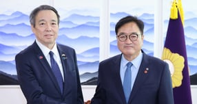 우원식 국회의장이 미즈시마 고이치 주한일본대사를 접견하며 &quot;한일 관계가 미래지향적으로 발전하려면 아픈 역사를 직시해야 한다&quot;고 전했다. 사진은 8일 우 의장(오른쪽)이 서울 여의도 국회에서 미즈시마  주한일본대사와 기념 촬영을 하는 모습. /사진=뉴스