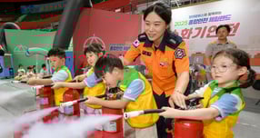 사진은 지난 6월 열린 &#039;현대모비스 종합안전 체험랜드&#039;에 참여한 어린이들이 소화기 사용법 교육을 받던 모습. /사진=현대모비스