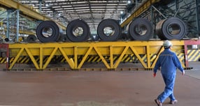 기업들의 투자 위축과 고관세·고환율·내수 침체가 겹치며 철강산업이 수출·생산·수요 모두에서 역성장 압력에 직면했다. 사진은 포스코 포항제철소 제품 창고에 수출을 앞둔 열연 제품들이 쌓여있는 모습. /사진=뉴스