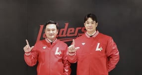 사진은 지난 5일 SSG에 입단한 김재환(오른쪽)의 모습. /사진=SSG랜더스 제공