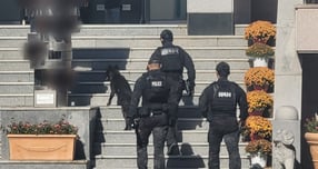 경기 포천시 한 초등학교 수영장 공사 현장에서 폭탄이 발견돼 소동이 벌어졌다. 사진은 지난달 10일 대구시 남구에 위치한 한 고등학교에 폭발물이 설치됐다는 신고가 접수돼 경찰 등 관계 당국이 조사에 나선 모습. 해당 기사와 연관없음. /사진=뉴시스