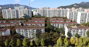 정부 핵심 인사의 발언으로 토지거래허가구역 해제 가능성이 부동산 정책 변수로 부상했다. 사진은 서울 노원구 상계주동 아파트 단지 모습.  /사진=뉴시스