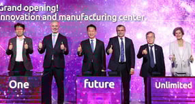 8일 화성 동탄에서 열린 ASM 혁신제조센터 준공식에서 고영인 경제부지사(오른쪽에서 다섯 번째)가 히쳄 엠사드(Hichem M`Saad) 에이에스엠 대표(네 번째) 등 주요 참석자들과 준공을 축하하고 있다. /사진제공=경기도