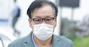 건진법사 전성배씨가 공천을 대가로 억대 불법 정치자금을 수수한 혐의를 부인했다. 사진은 전씨가 지나 8월21일 서울 종로구에 마련된 민중기 특별검사팀(김건희 특검팀) 사무실로 출석한 모습. /사진=뉴스