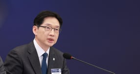 김경수 지방시대위원장이 8일 서울 용산구 대통령실에서 열린 지방시대위원회 보고회에서 &quot;대기업의 1400조원 국내 투자는 5극3특 균형 성장의 마중물이 될 것&quot;이라고 밝혔다. 사진은 8일 김 위원장이 서울 용산 대통령실 청사에서 열린 지방시대위원회 보고회에서 발언하는 모습. /사진=뉴시스