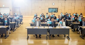 임태희 경기도교육감(가운데 테이블 왼쪽 첫번째)이 8일 남부청사에서 미래 교육 환경에 따른 교원역량 강화를 위한 인공지능(AI) 기반 &#039;하이코칭&#039; 통합지원 시스템 착수보고회에 참석해 피켓을 들고 행사에 참여하고 있다. /사진제공=경기도교육청 