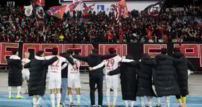 부천FC1955가 수원FC를 꺾고 18년 만에 1부 리그 승격에 성공했다. 사진은 창단 18년 만에 1부 리그 승격에 성공한 부천 선수단과 팬들이 기쁨을 나누는 모습. /사진=뉴시스