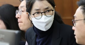 김건희 여사와 한학자 통일교 총재의 &#039;국민의힘 전당대회 집단 입당&#039; 첫 재판이 시작된다. 사진은 지난 3일 서울 서초구 서울중앙지방법원에서 주가조작과 통일교 청탁 등의 혐의를 받는 김 여사의 결심공판이 진행된 가운데 김 여사가 자신의 변호인과 대화를 하고 있는 모습. /사진=뉴스1(공동취재단)