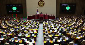 국회가 올해 정기국회 마지막 날인 9일 본회의를 열고 비쟁점 민생 법안 처리에 돌입한다. 사진은 지난  2일 서울 여의도 국회에서 열린 본회의에서 2026년도 예산안이 통과되는 모습. /사진=뉴시스