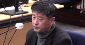 12·3 비상계엄 사태 과정에서 이른바 &#039;비선 실세&#039; 역할을 한 것으로 알려진 노상원 전 정보사령관이 &#039;귀찮다&#039;며 증언을 거부했다가 재판부에 지적받았다. 사진은 지난 8일 노 전 사령관이 서울중앙지방법원에서 열린 윤석열 전 대통령 재판에 출석한 모습. /사진=뉴시스(서울중앙지방법원 제공)