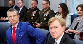 엘브리지 콜비 미국 국방부 정책 담당 차관이 한국 국방비 증액 계획을 모범사례로 언급했다. 사진은 지난 7월21일 미국 워싱턴D.C 펜타곤ㅇ네서 피트 헤그세스 국방장관(왼쪽)과 콜비 차관이 페르디난도 마르코스 주니어 필리핀 대통령을 만난 모습. /사진=로이터