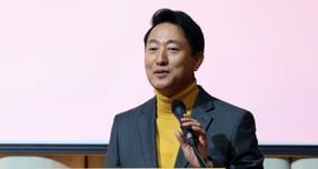 오세훈 서울시장이 더불어민주당의 차기 서울시장 후보로 부상한 정원오 서울 성동구청장을 향해 &quot;조금은 다른 주자들과 차별화되는 입장을 보인다고 평가한다&quot;고 밝혔다. 사진은 지난 2일 오 시장이 서울 중구 서울시청 대회의실에서 열린 2026 서울색, 서울빛 기자설명회에 참석해 2026 서울색인 Mornig Yellow를 소개하는 모습. /사진=뉴시스