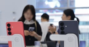 지난 8월5일 서울 강남 삼성에서 고개들이 삼성전자 갤럭시 S25 시리즈를 살펴보고 있다. /사진=뉴스