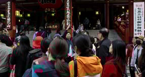 중·일 관계가 악화되면서 중국과 일본을 잇는 국제여객선 운항도 중단됐다. 사진은 지난달 18일 일본 도쿄 아사쿠사 센소지 사찰을 구경 중인 중국인 관광객들의 모습. /사진=로이터