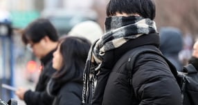 10일 전국에 구름이 많다가 밤부터 차차 흐려지겠다. 사진은 전국 대부분 기온이 영하권의 추운 날씨를 보인 지난 3일 서울 종로구 광화문네거리에서 두터운 옷차림을 한 시민들이 발걸음을 옮기고 있는 모습. /사진=뉴스