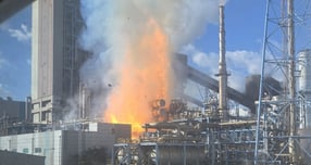 충남 태안군 원북면에 위치한 한국서부발전 태안화력발전소 후문 쪽에서 폭발음과 함께 불이 났다. 사진은 9일 오후 2시42분쯤 태안화력발전소 후문 쪽에서 폭발사고가 나 불길이 치솟고 있는 모습. /사진=뉴시스(독자 제공)