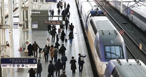 정부가 내년 말까지 코레일과 SR의 완전 통합을 추진하겠다고 발표한 가운데 공기업 독점 체제로의 회귀에 대한 정책 일관성의 논란이 다시 제기되고 있다. 사진은 지난 8일 서울역 승강장에서 승객들이 KTX를 타기 위해 이동하는 모습. /사진=뉴시스