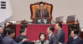  국민의힘이 9일 본회의에 상정되는 모든 법안에 대해 필리버스터에 돌입했다. 사진은 9일 나경원 국민의힘 의원이 서울 여의도 국회에서 열린 제429회국회(정기회) 제16차 본회의에서 가맹사업거래의 공정화에 관한 법률 일부개정법률안에 대한 필리버스터를 하는 가운데 여야 의원들이 충돌하는 모습. /사진=뉴스